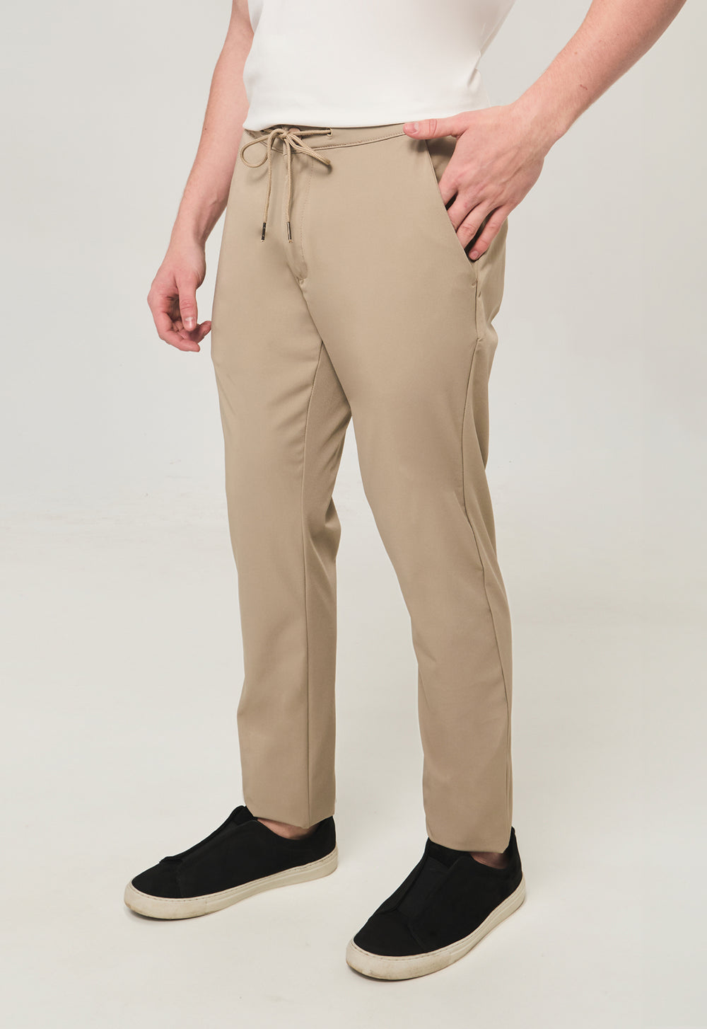 CALÇA ALFAIATARIA COMFORT COM AMARRAÇÃO CAQUI