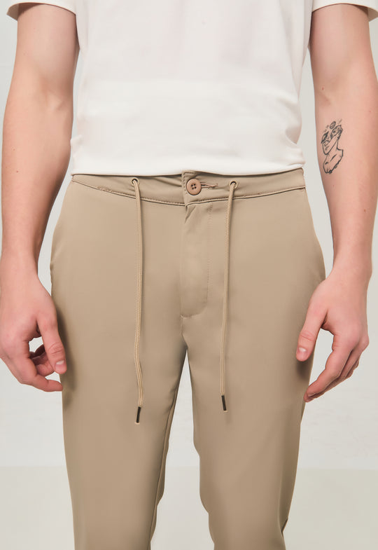 CALÇA ALFAIATARIA COMFORT COM AMARRAÇÃO CAQUI